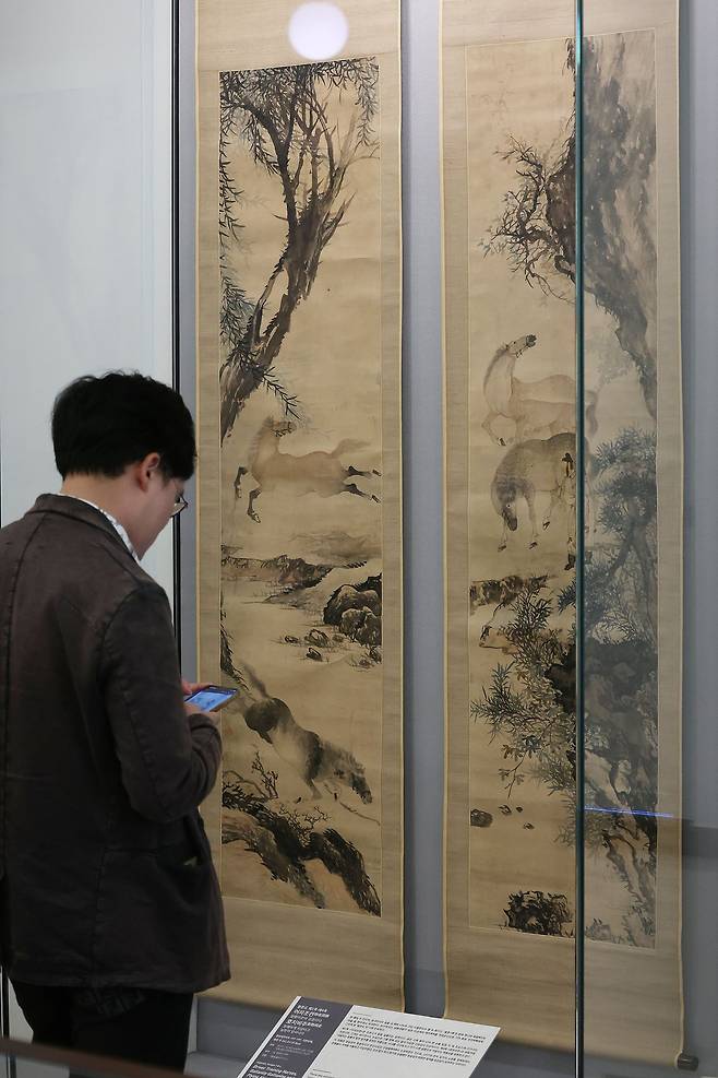 13일 서울 성북구 간송미술관에서 열린 2026 봄 특별 전시 '문화보국文化保國: 신념으로 지켜낸 우리의 얼' 기자간담회에서 참석자가 '팔준도'를 살펴보고 있다. 연합뉴스