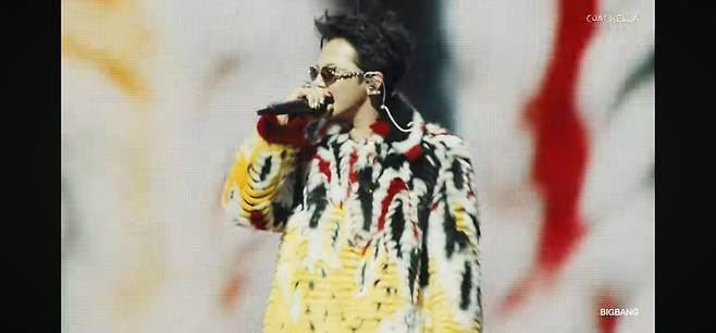 12일(현지시간) 미국 캘리포니아주 인디오에서 열린 코첼라 페스티벌에서 지드래곤이 무대를 펼치고 있다. [코첼라 유튜브 캡처]