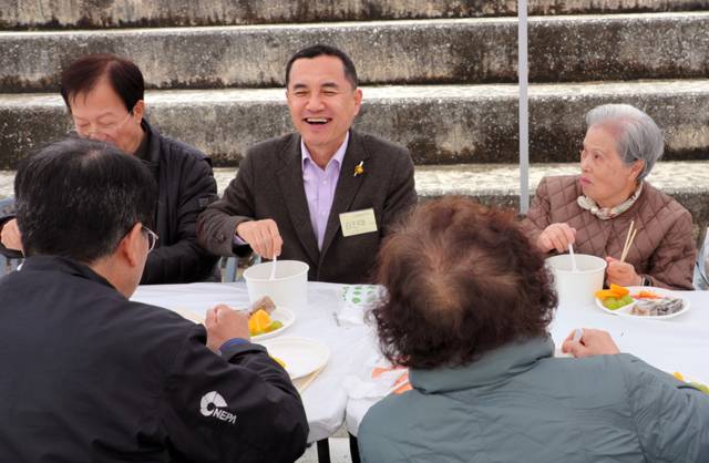 ▲ 김진태 강원도지사가 지난 6일 원주교 및 원주천 둔치에서 열린 ‘밥상공동체 창립 28주년 기념 나눔 행사’에 참석해 도민들과 만나 소통하고 있다. 강원도 제공