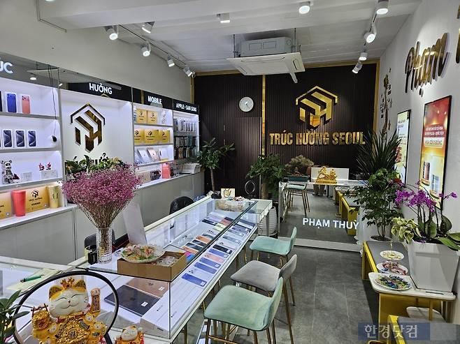 지난달 31일 서울 서대문구 명지대 서울 캠퍼스 인근 상권에 있는 베트남 휴대폰 매장 안에 베트남어로 적힌 포스터와 삼성 갤럭시, 애플 아이폰 등 핸드폰이 진열대에 놓여있다. /사진=박수빈 기자