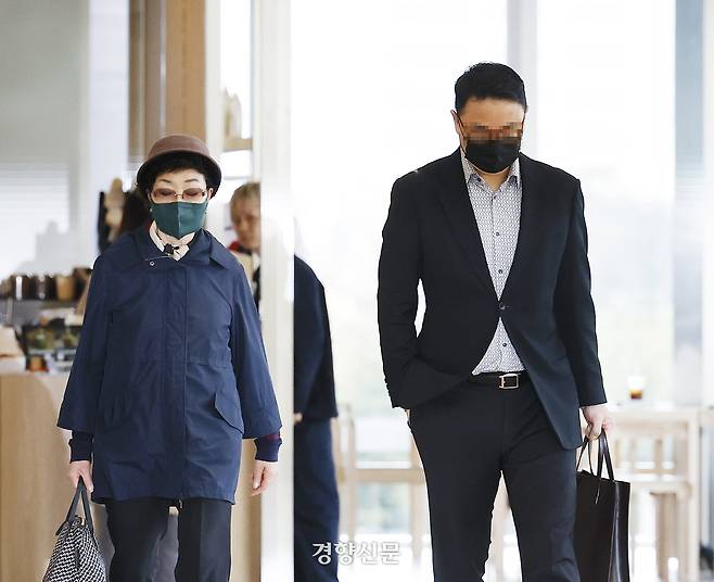 김건희 여사의 모친 최은순씨(왼쪽)와 오빠 김모씨가 지난해 11월4일 서울 광화문 KT 빌딩에 마련된 김건희특검 사무실에 ‘양평 공흥지구 개발 특혜 의혹’ 관련 피의자 신분으로 출석하고 있다. 문재원 기자