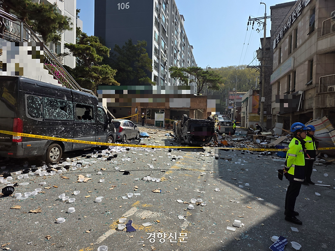 충북 청주시 흥덕구 봉명동 한 상가에서 13일 새벽 3시 59분쯤 가스 누출로 추정되는 폭발사고가 발생해 15명이 다쳤다. 사진은 사고 현장 모습. 이삭 기자.