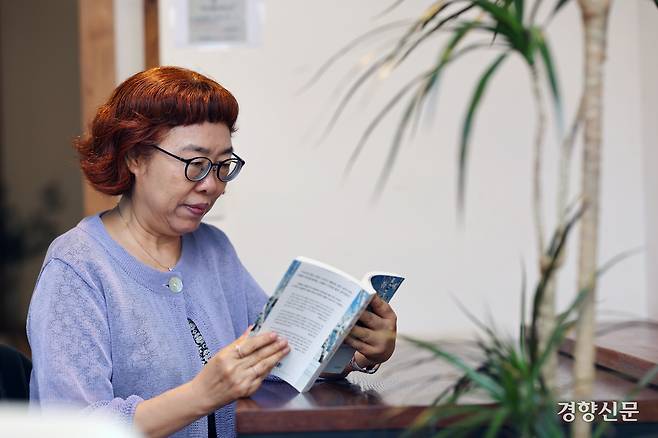 이금이 작가가 지난해 8월 경향신문과 인터뷰하고 있다. 정지윤 선임기자