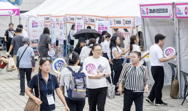 ‘2025 부산 여성 일자리 페스타’에서 구직자들이 부스를 살펴보고 있다. 국제신문DB