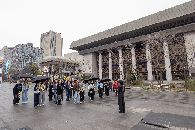 Participants listen to Yoo Jung-ah, a former TV news anchor who leads the program’s live commentary, during Sejong Center's backstage tour program for international visitors in Gwanghwamun, central Seoul, Thursday. (SCPA)