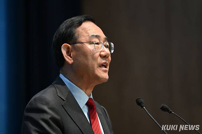 주호영 국회부의장이 최근 여론조사 결과를 근거로 대구시장 경선 재시작을 요구했다. 사진은 주 부의장이 지난 8일 서울 여의도 국회 소통관에서 국민의힘 대구시장 경선 컷오프 결과 등과 관련해 발언하고 있는 모습. 임은재 기자