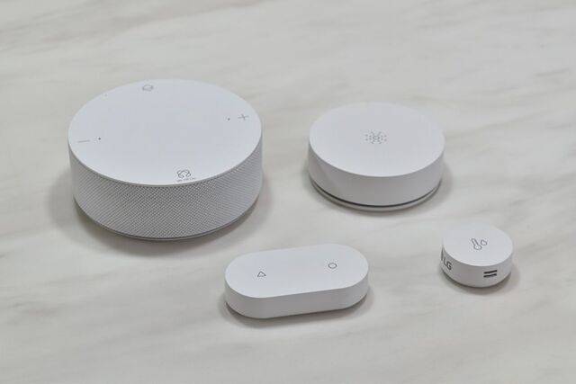 LG전자 AI 홈 솔루션의 핵심인 ‘LG 씽큐 온’은 공기질 센서, 온·습도 센서, 스마트 버튼(왼쪽 위부터 시계 방향) 등과 연동해 집 안 상황을 인식하고 그에 맞춰 가전을 자동 제어한다.