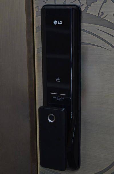 현관에 부착된 스마트 도어락을 이용하면 귀가·외출 시 미리 설정해놓은 루틴에 따라 TV, 에어컨, 공기청정기 등을 자동으로 켜거나 끌 수 있다.