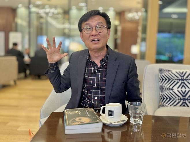 임찬순 미국 텍사스 언약감리교회 목사가 13일 서울 마포 한 카페에서 이정용 교수의 '역의 신학' 개념을 설명하고 있다.