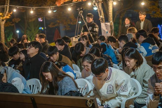 백석대 학생들이 지난해 11월 충남 천안 학교  베데스다 분수대 광장에서 열린 연합기도회에 모여 기도하고 있는 모습. 백석대 제공