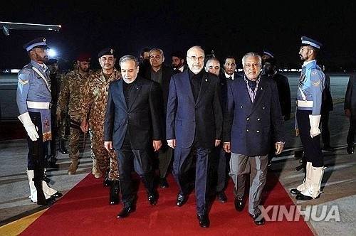 이란 종정협상단을 이끌고 파키스탄에 도착한 갈리바프 이란 의회 의장(가운데) [신화 연합뉴스]