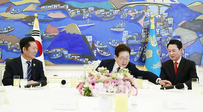 이재명 대통령이 지난 7일 청와대에서 열린 여야정 민생경제 협의체 회담에서 장동혁 국민의힘 대표에게 발언을 권하고 있다. 왼쪽은 정청래 더불어민주당 대표. [연합뉴스]