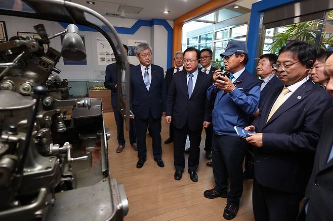 김부겸 더불어민주당 대구시장 후보가 13일 대구 달성군 대성하이텍에서 열린 대구중소기업 정책과제집 전달식 및 현장간담회에서 중소기업 현장을 살펴보고 있다.  [사진출처=연합뉴스]