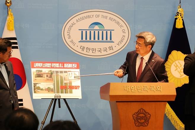 13일 김장겸 국민의힘 언론자유특별위원회 위원장이 기자회견을 열고 네이버를 향해 나무위키 노출 제한 등 허위정보 대응책 마련을 촉구하고 있다. 김장겸 의원실.