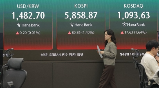 지난 10일 서울 중구 하나은행 딜링룸. (사진=연합뉴스)