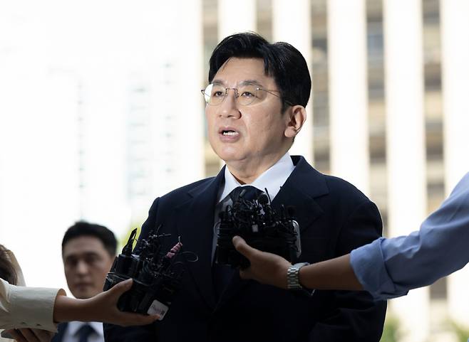 방시혁 하이브 의장이 지난해 9월15일 오전 서울 마포구 서울경찰청 광역수사단 금융범죄수사대에서 조사를 받기 위해 출석하기 전 취재진 질문에 답하고 있다./사진=뉴시스.