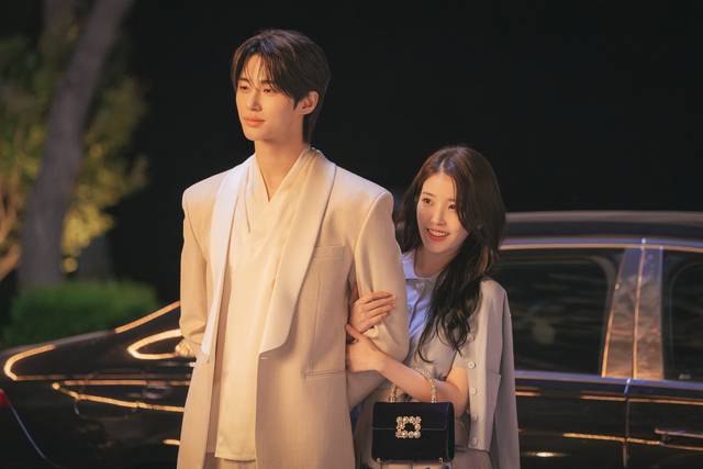 아이유(오른쪽)와 변우석의 만남으로 일찌감치 화제를 모은 드라마 ‘21세기 대군부인’이 지난 10일부터 방송돼 2회 만에 시청률 9.5%를 기록했다.