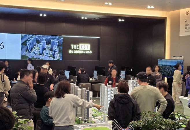 <‘용인 고림 동문 디 이스트’ 견본주택에 몰린 예비 청약자들. 사진 제공=동문건설>
