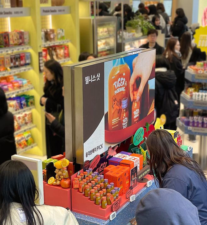 올리브베러 광화문점 1층 메인코너에 진열된 타이거모닝의 주요 제품.  [CJ올리브영 제공]