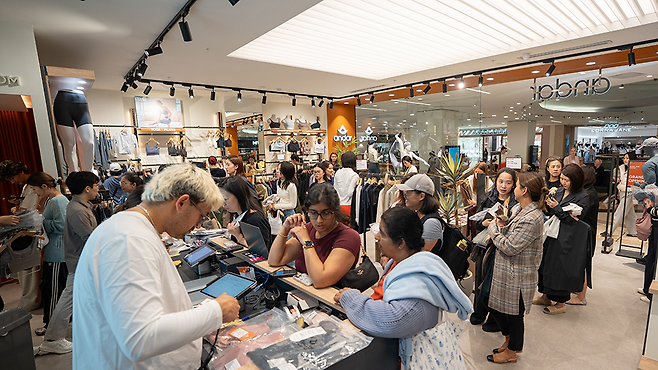 베인캐피탈은 애슬레저 브랜드 안다르 운영사인 에코마케팅에 대한 포괄적 주식교환을 추진하고 있다. 사진은 안다르 호주 시드니 단독매장 모습. [안다르 제공]