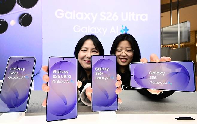 서울 종로구 KT 온맞이 광화문 플래그십매장에서 모델들이 삼성 갤럭시 S26 울트라를 선보이고 있다.  [헤럴드DB]