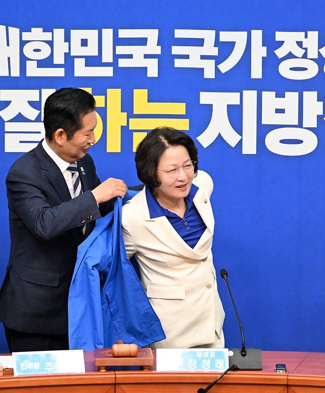 정청래 더불어민주당 대표가  13일 오전 서울 여의도 국회에서 열린 추미애 경기도지사 후보 환영식에서 추 후보에게 선거 점퍼를 입혀주고 있다.  이상섭 기자