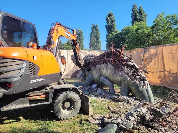 2024년  6월 철거  중인 여의도 한강공원의 조형물 ‘괴물’. [연합]