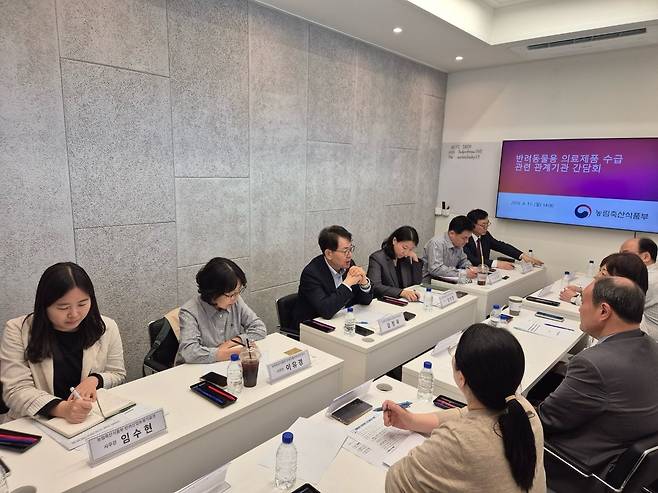 농림축산식품부는 13일 서울 럭키컨퍼런스에서 의료제품 수급 상황 점검 간담회를 개최했다. [농식품부]