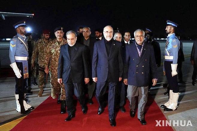 [이슬라마바드=신화/뉴시스] 모하마드 바게르 갈리바프 이란 국회의장(가운데)이 미국과의 회담을 위해 10일(현지 시간) 파키스탄 이슬라마바드 공항에 도착해 영접인사들과 함께 걸어가고 있다. 2026.04.11