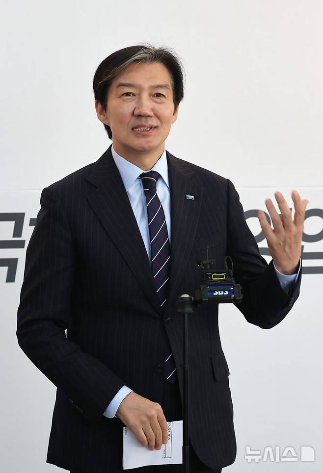 [인천=뉴시스] 전진환 기자 = 조국 조국혁신당 대표가 지난달 20일 오후 인천 중구의 안광호 영종구청장 후보의 선거사무소 개소식에 참석해 축사를 하고 있다. 2026.03.20. amin2@newsis.com