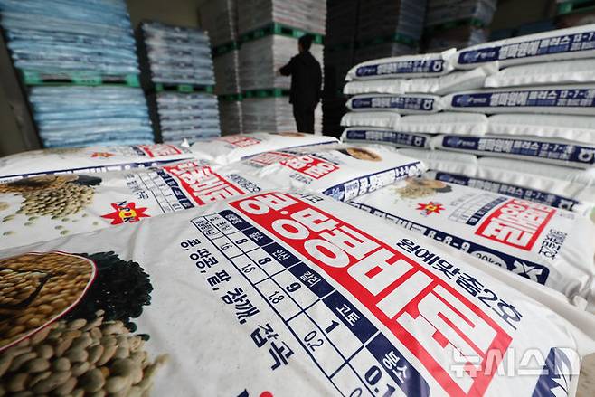 [고양=뉴시스] 황준선 기자 = 6일 경기 고양시의 한 농협 자재센터에 비료가 보관돼 있다. 중동전쟁 장기화로 국제 비료 원료 가격이 상승해 농산물 및 식품 물가 상승이 우려되고 있다. 특히 질소 비료의 핵심 원료인 요소 가격의 지난달 중동 지역 요소 수출 가격은 t당 670달러로 전월 대비 38.1%, 전년 동기 대비 172.3% 급등하면서 농가 부담이 커지고 있다. 우리나라 비료용 요소 수입의 중동 의존도는 43.7%에 달하며, 이 가운데 호르무즈 해협을 통과하는 물량은 38.4%다. 2026.04.06. hwang@newsis.com