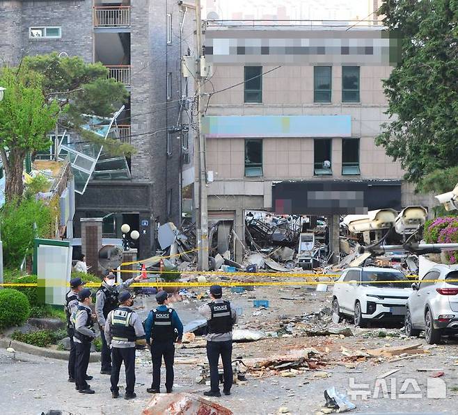 [청주=뉴시스] 서주영 기자 = 13일 새벽 충북 청주시 흥덕구 봉명동의 한 상가에서 가스폭발로 추정되는 사고가 발생해 건물이 파손돼 있다. 2026.04.13. juyeong@newsis.com  *재판매 및 DB 금지