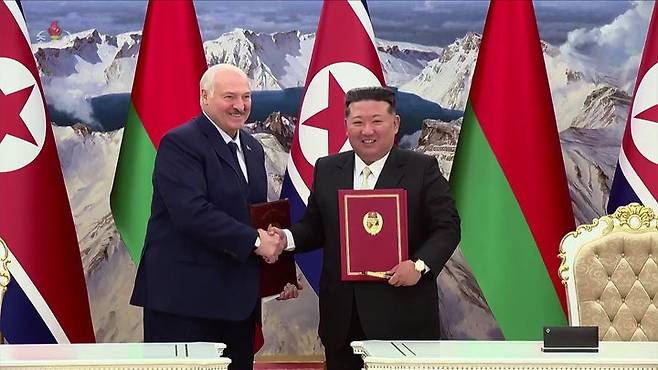 [서울=뉴시스] 김정은 북한 국무위원장이 지난달 26일 평양에서 알렉산드르 루카셴코 벨라루스 대통령과 양국 간 '친선 및 협조에 관한 조약' 관련 회담을 진행했다고 조선중앙TV가 이튿날 보도했다. (사진=조선중앙TV 캡처) 2026.04.13. photo@newsis.com *재판매 및 DB 금지