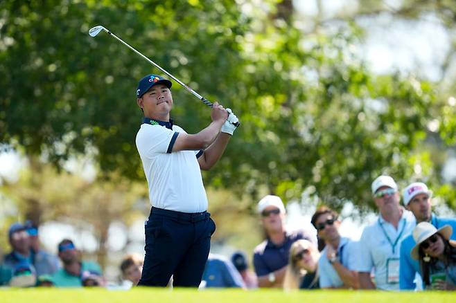 [오거스타=AP/뉴시스] 김시우가 10일(현지 시간) 미 조지아주 오거스타 내셔널 골프클럽에서 열린 미국프로골프(PGA) 투어 제90회 마스터스 토너먼트 2라운드 4번 홀에서 티샷하고 있다. 첫날 공동 48위였던 김시우는 중간 합계 4오버파 148타 공동 47위를 기록했다. 2026.04.11.