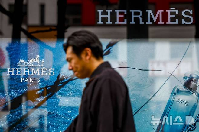 [서울=뉴시스] 정병혁 기자 = 지난 9일 서울시내 백화점 에르메스 매장 앞을 시민들이 지나고 있다. 2026.04.09. jhope@newsis.com