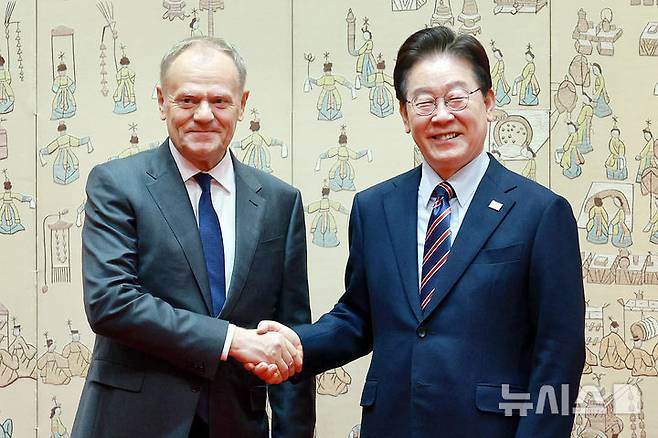 [서울=뉴시스] 고범준 기자 = 이재명 대통령과 도날드 투스크 폴란드 총리가 13일 청와대에서 열린 한-폴란드 정상회담에 앞서 기념촬영을 하고 있다. 2026.04.13. bjko@newsis.com