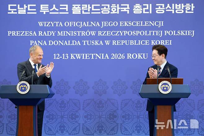 [서울=뉴시스] 고범준 기자 = 이재명 대통령과 도날드 투스크 폴란드 총리가 13일 청와대에서 한-폴란드 공동언론발표를 하며 박수를 치고 있다. 2026.04.13. bjko@newsis.com