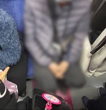 [서울=뉴시스] 임산부 배려석에 앉은 중년 남성이 임산부에게 자리를 양보하지 않고, 욕설을 하는 영상이 공개됐다. 임산부 배려석 양보에 관한 논의가 이어진다. (사진=SBS 뉴스헌터스 유튜브 캡처) *재판매 및 DB 금지