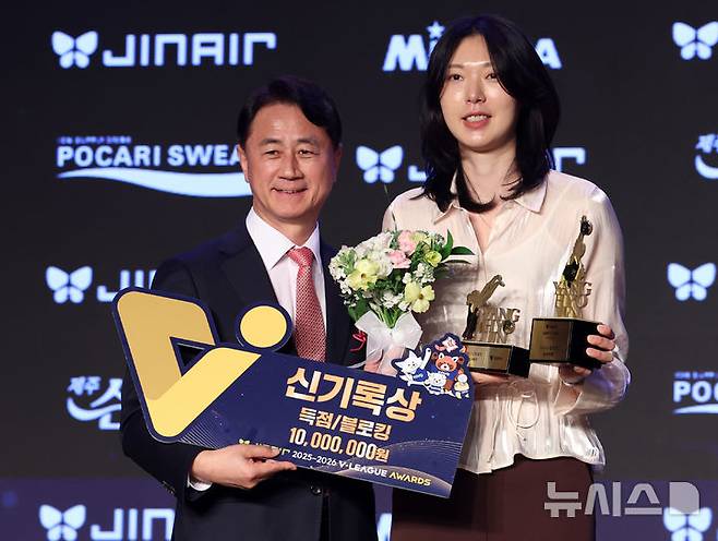 [서울=뉴시스] 이영환 기자 = 13일 오후 서울 광진구 비스타 워커힐 서울 비스타홀에서 열린 진에어 2025-2026 V리그 여자부 시상식에서 신무철 한국배구연맹 사무총장이 현대건설 양효진에게 신기록상을 수여한 후 기념촬영을 하고 있다. 2026.04.13. 20hwan@newsis.com