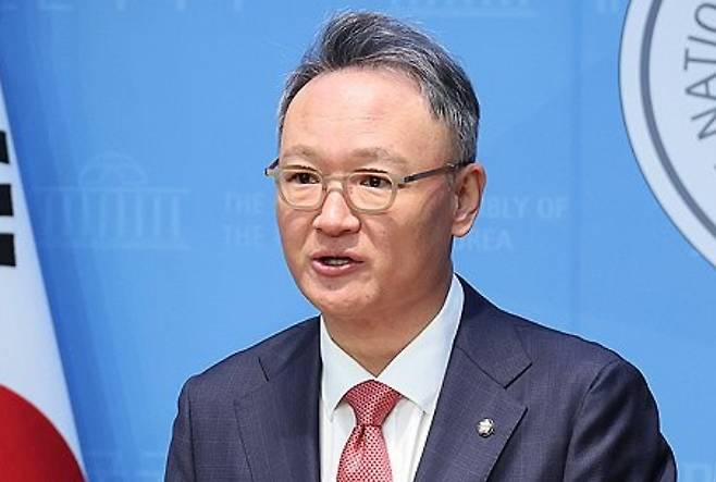 국민의힘 안상훈 국회의원이 화장품 표시사항을 QR코드 등으로 제공할 수 있도록 하는 '화장품법 일부개정법률안'을 대표 발의했다. 연합뉴스