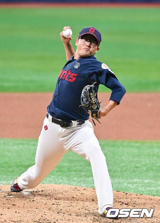 [OSEN=고척, 박준형 기자] 12일 서울 고척스카이돔에서 ‘2026 신한은행 SOL Bank KBO리그’ 키움 히어로즈와 롯데 자이언츠의 경기가 열렸다.이날 키움은 안우진을, 롯데는 박세웅을 선발투수로 내세웠다.&nbsp;2회말 롯데 선발투수 박세웅이 역투하고 있다.    2026.04.12 / soul1014@osen.co.kr