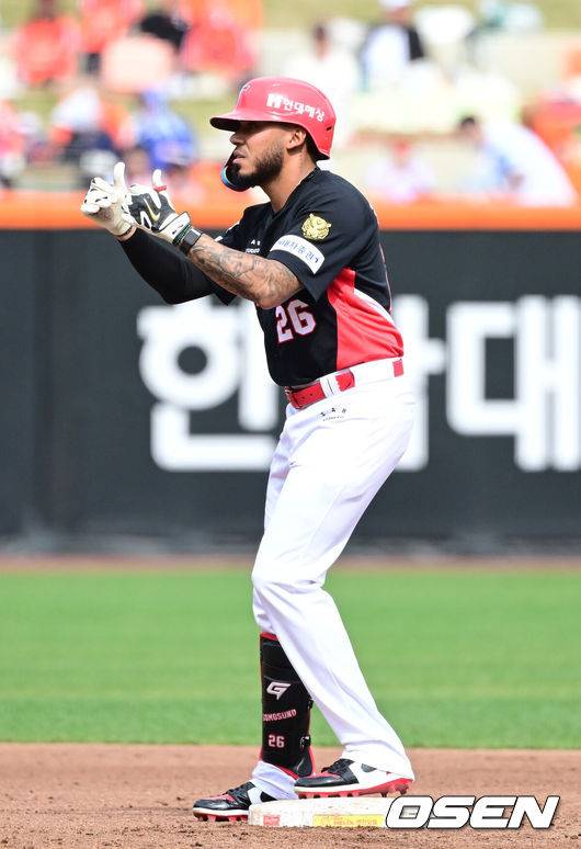 [OSEN=대전, 최규한 기자] 12일 대전 한화생명볼파크에서 ‘2026 신한 SOL KBO리그’ 한화 이글스와 KIA 타이거즈의 경기가 열렸다.홈팀 한화는 잭 쿠싱, 방문팀 KIA는 애덤 올러를 선발로 내세웠다. 4회초 무사 선두타자로 나선 KIA 키스트로가 2루타를 날리고 2루에 안착해 기뻐하고 있다. 2026.04.12 / dreamer@osen.co.kr