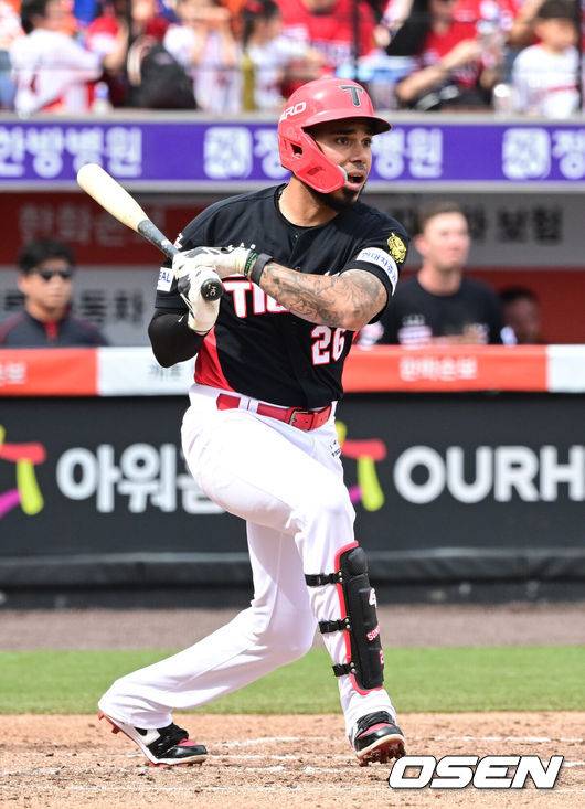 [OSEN=대전, 최규한 기자] 12일 대전 한화생명볼파크에서 ‘2026 신한 SOL KBO리그’ 한화 이글스와 KIA 타이거즈의 경기가 열렸다.홈팀 한화는 잭 쿠싱, 방문팀 KIA는 애덤 올러를 선발로 내세웠다. 4회초 무사 선두타자로 나선 KIA 키스트로가 2루타를 날리고 있다. 2026.04.12 / dreamer@osen.co.kr