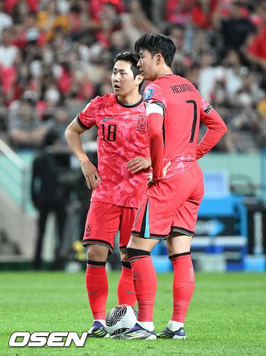 [OSEN=서울월드컵경기장, 이대선 기자] 11일 오후 서울월드컵경기장에서&nbsp;2026 국제축구연맹(FIFA) 북중미 월드컵 아시아 2차 예선 C조 6차전 대한민국과 중국의 경기가 열렸다.앞서 열린 5경기서 한국은 4승 1무로 이미 조 선두를 확정 지었다.반면 중국은 C조서 2승 2무 1패로 승점 8로 태국(승점 5)과 치열한 순위 다툼을 펼치고 있다.전반 대한민국 이강인, 손흥민이 프리킥을 준비하고 있다. 2024.06.11 /sunday@osen.co.kr