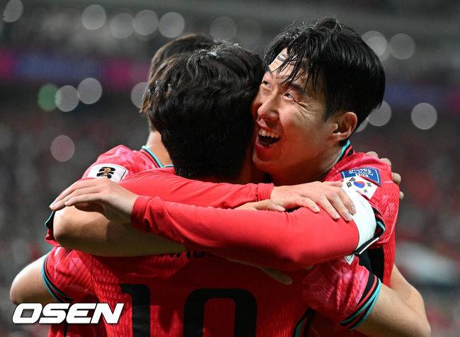 [OSEN=서울월드컵경기장, 이대선 기자] 11일 오후 서울월드컵경기장에서&nbsp;2026 국제축구연맹(FIFA) 북중미 월드컵 아시아 2차 예선 C조 6차전 대한민국과 중국의 경기가 열렸다.앞서 열린 5경기서 한국은 4승 1무로 이미 조 선두를 확정 지었다.반면 중국은 C조서 2승 2무 1패로 승점 8로 태국(승점 5)과 치열한 순위 다툼을 펼치고 있다.후반 대한민국 손흥민이 선제골을 성공시킨 이강인과 환호하고 있다. 2024.06.11 /sunday@osen.co.kr