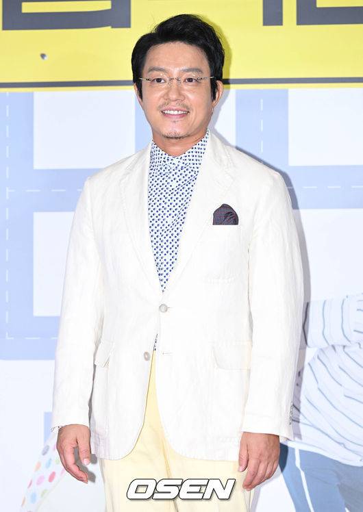 [OSEN=조은정 기자] 29일 오후 서울 용산구 CGV용산아이파크몰에서 영화 ‘컴백홈(감독 이연우)’ VIP 시사회가 열렸다. 배우 이범수가 포즈를 취하고 있다. 2022.09.29 /cej@osen.co.kr