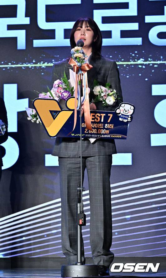 [OSEN=민경훈 기자] 13일 오후 서울 광진구 그랜드 워커힐 호텔 비스타홀에서 ‘진에어 2025-2026 V리그’ 시상식이 열렸다. 한국도로공사 강소휘가 여자부 베스트 7을 수상하고 있다. 2026.04.12 / rumi@osen.co.kr