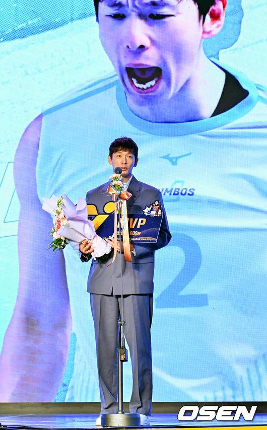 [OSEN=민경훈 기자] 13일 오후 서울 광진구 그랜드 워커힐 호텔 비스타홀에서 ‘진에어 2025-2026 V리그’ 시상식이 열렸다. 대한항공 한선수가 남자부 정규리그 MVP를 수상한 후 수상 소감을 밝히고 있다. 2026.04.12 / rumi@osen.co.kr