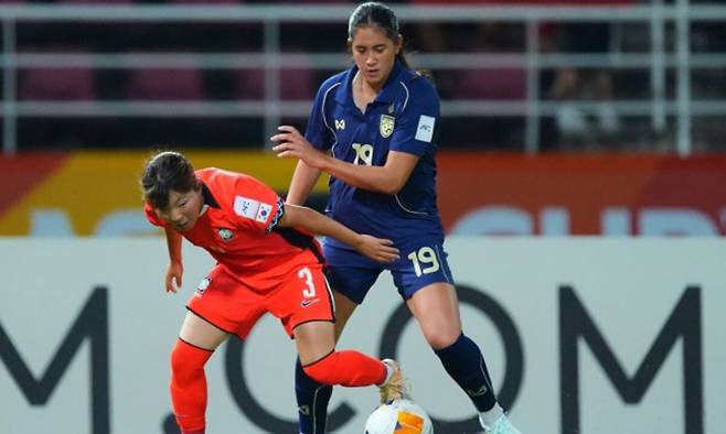 볼을 다투는 윤아영. AFC 홈페이지 캡처