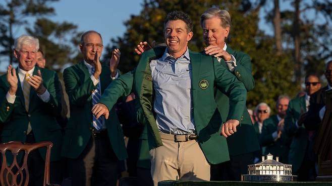 프레드 리들리 오거스타 내셔널 골프클럽 회장이 로리 매킬로이에게 그린 재킷을 입혀주고 있다. 마스터스 공식 홈페이지